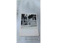 Φωτογραφία Σκοπίων, Άνδρας μπροστά από μονοκατοικία