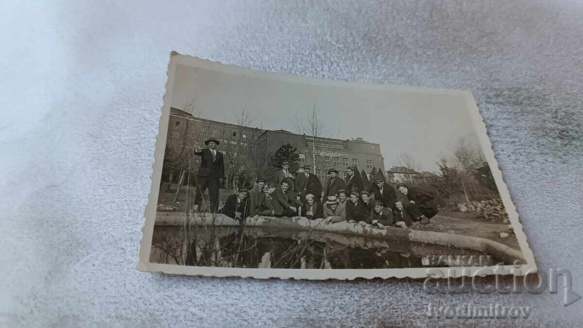 Φωτογραφία Σόφιας, Νέοι άνδρες γύρω από μια λιμνούλα στο πάρκο