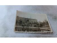 Φωτογραφία Σόφιας, Νέοι άνδρες γύρω από μια λιμνούλα στο πάρκο