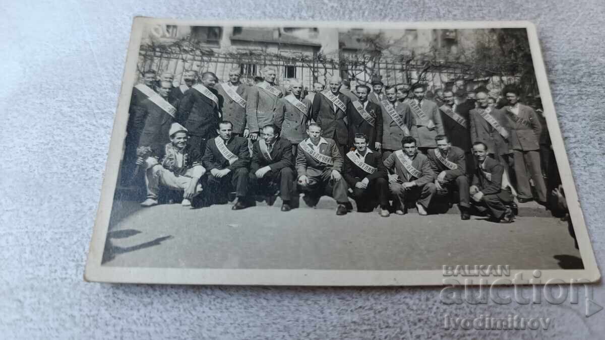 Φωτογραφία Σόφια Άνδρες με κορδέλες ΟΡΠΣ - ΑΡΙΣΤΟΣ και ΕΡΓΑΤΙΚΟΣ