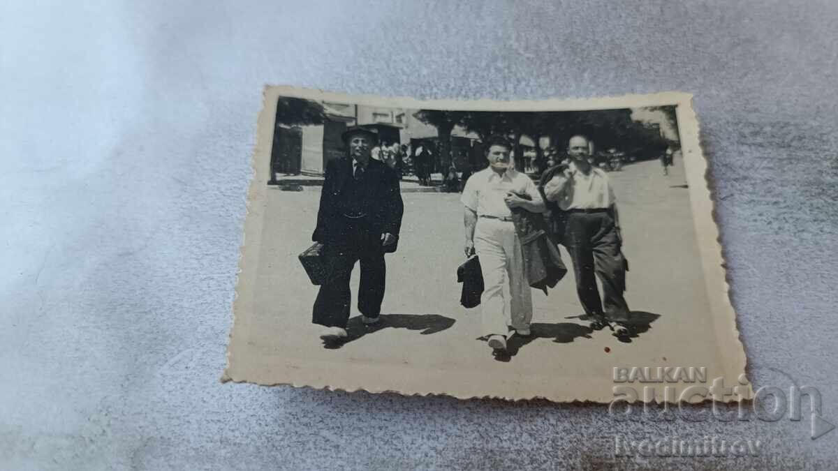 Φωτογραφία Σοφία Τρεις άντρες σε μια βόλτα Φωτογραφία Σοφία Τρεις άντρες σε μια βόλτα