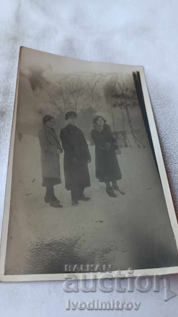 C-ca Sofia Bărbat și două femei tinere în Grădina Boris, iarna