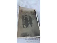 Sofia C-Class: Man and two young women in Borisova Garden during the winter