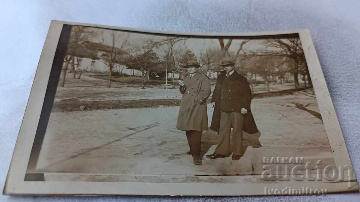 Fotografie Sofia Doi bărbați la plimbare 1932