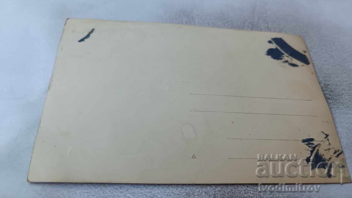 Snimka Sofiya Mŭzh και δύο νεαρές γυναίκες μπροστά από μονοκατοικία με τιμή 4.45 BGN | € 2.28 Snimka Sofiya Mŭzh και δύο νεαρές γυναίκες μπροστά από μονοκατοικία με τιμή 4.45 BGN | € 2.28