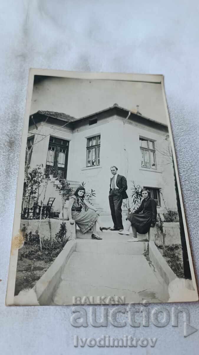 Snimka Sofiya Mŭzh και δύο νεαρές γυναίκες μπροστά από μονοκατοικία Snimka Sofiya Mŭzh και δύο νεαρές γυναίκες μπροστά από μονοκατοικία
