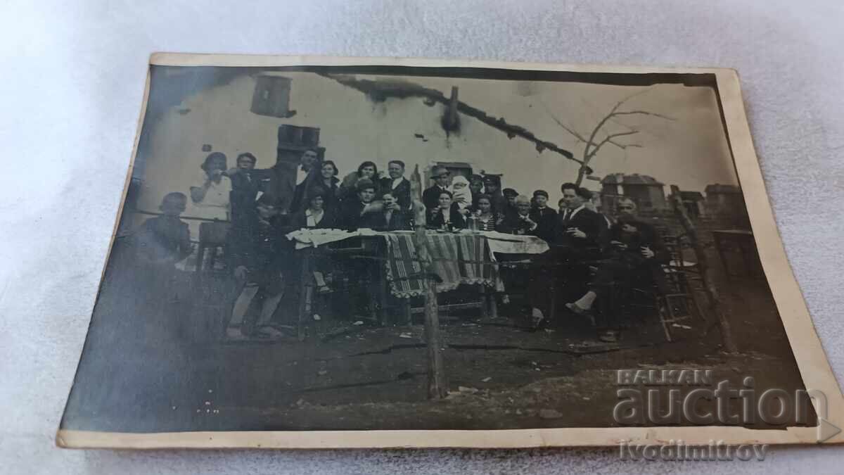 Φωτογραφία Σόφια Άνδρες γυναίκες και παιδιά στο τραπέζι Φωτογραφία Σόφια Άνδρες γυναίκες και παιδιά στο τραπέζι