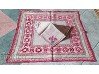 Pătrat brodat manual pe in / două bucăți