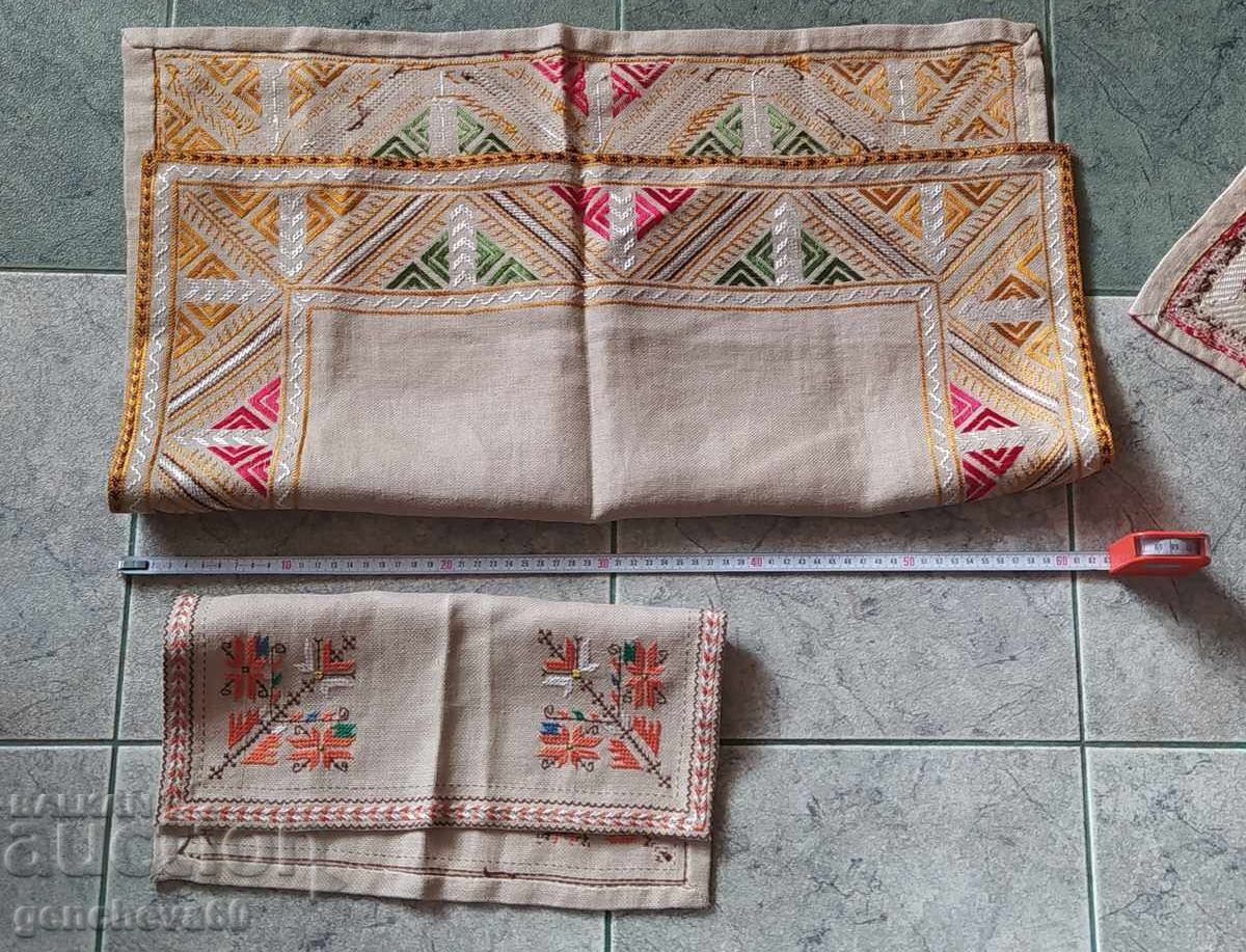 Χειροποίητα κεντημένα τραπεζομάντηλα σε λινό ύφασμα από προίκα με τιμή 35.00 BGN | € 17.90