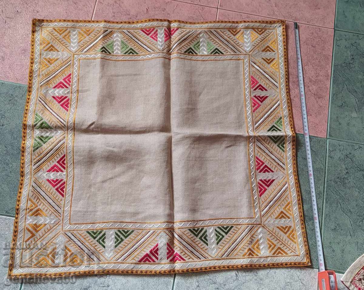 Licitație Fețe de masă brodate manual pe in din zestrea de mireasă