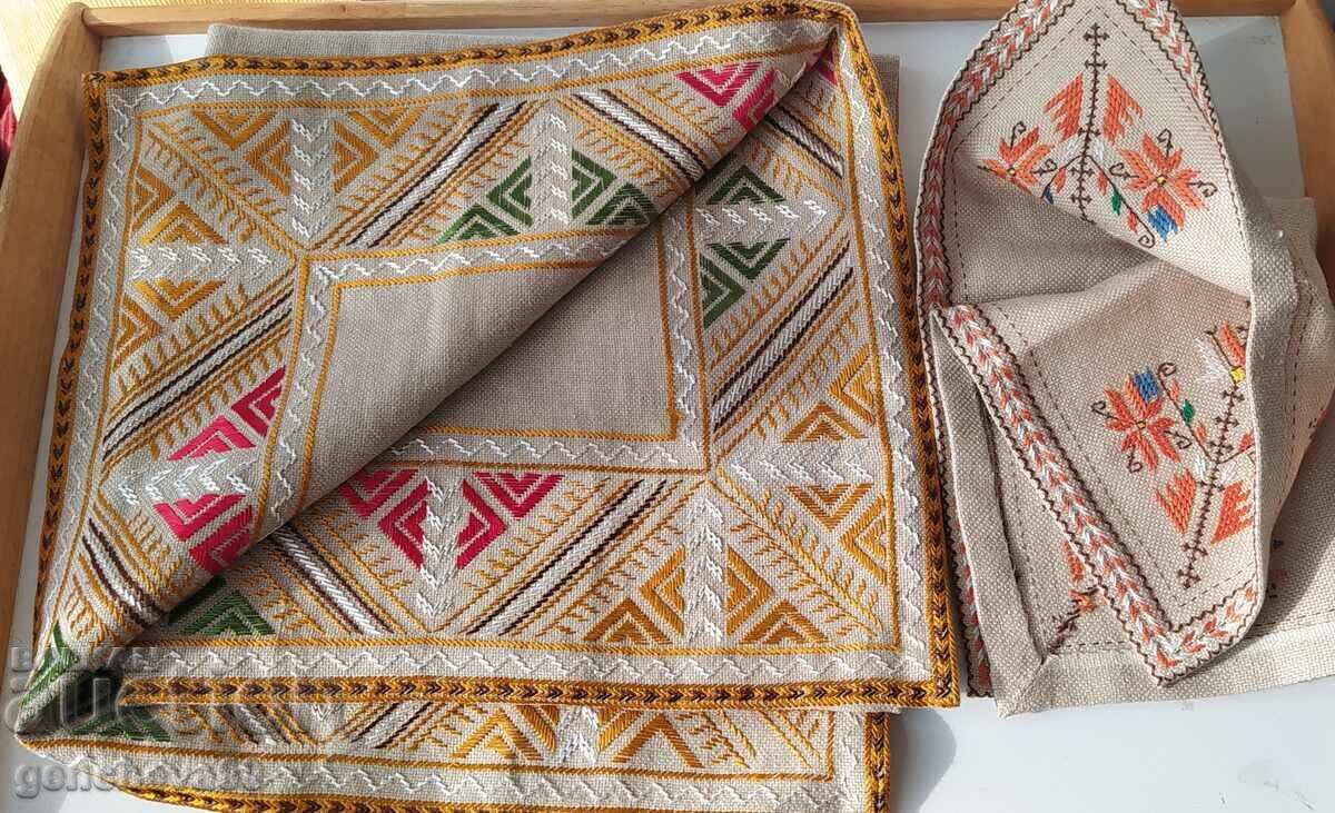 Παράδοση Χειροποίητα κεντημένα τραπεζομάντηλα σε λινό ύφασμα από προίκα