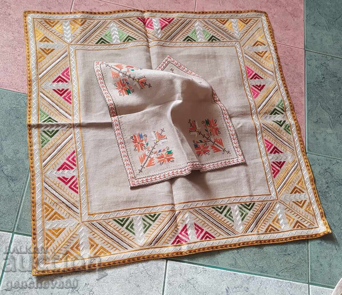 Fețe de masă brodate manual pe in din zestrea de mireasă