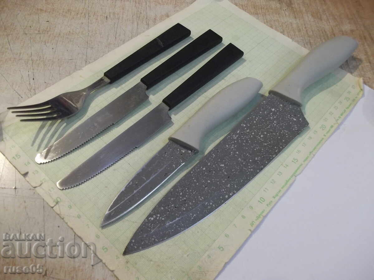 Δημοπρασία Σετ από 4 μαχαίρια και 1 πιρούνι Δημοπρασία Σετ από 4 μαχαίρια και 1 πιρούνι