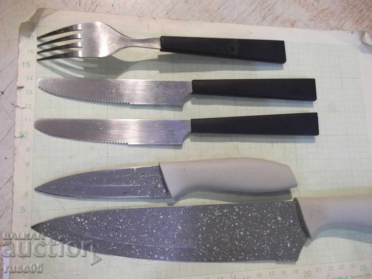 Παράδοση Σετ από 4 μαχαίρια και 1 πιρούνι Παράδοση Σετ από 4 μαχαίρια και 1 πιρούνι