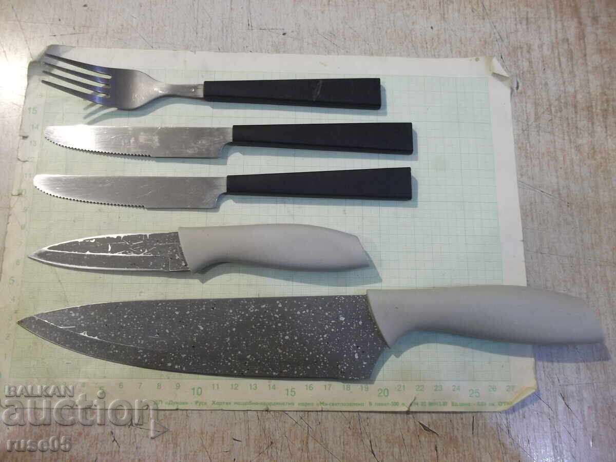 Σετ από 4 μαχαίρια και 1 πιρούνι Σετ από 4 μαχαίρια και 1 πιρούνι