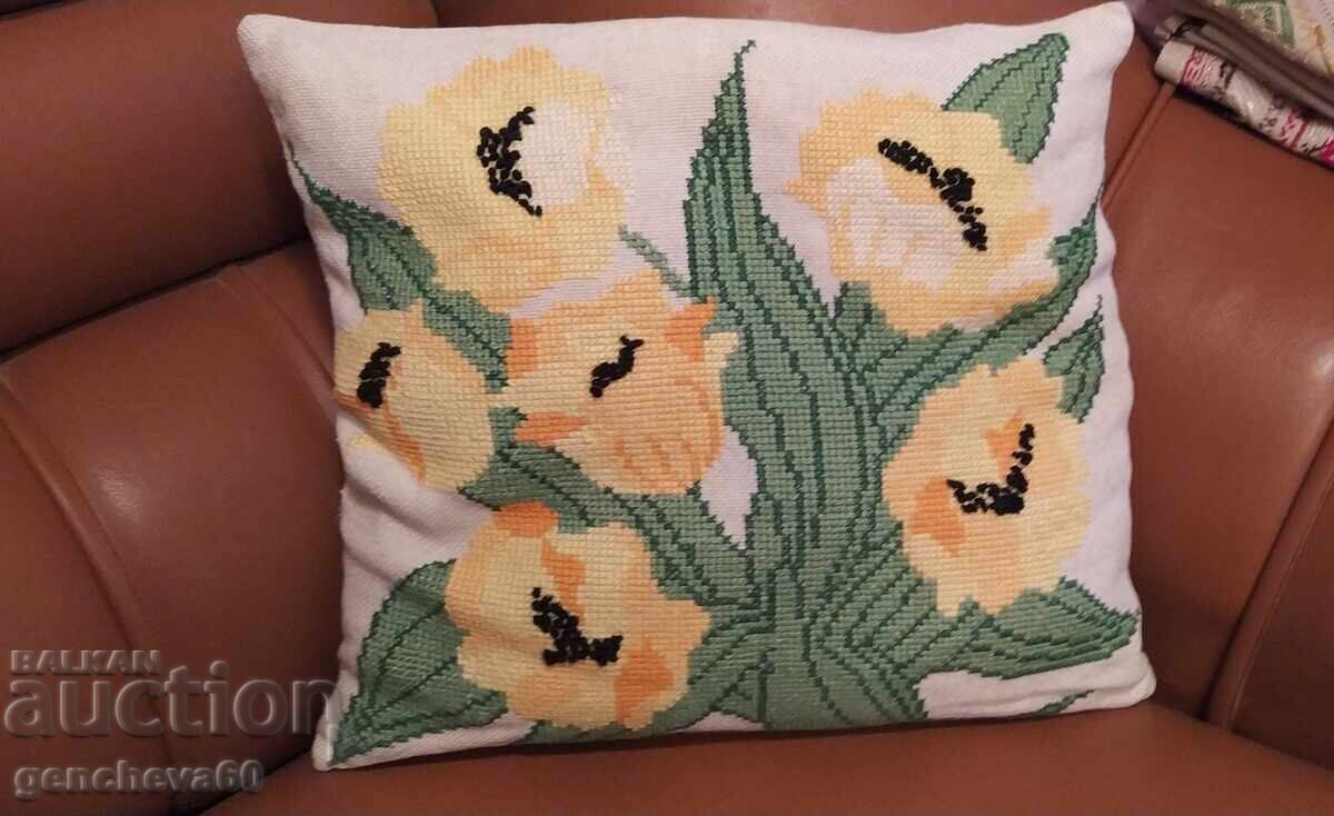 Auction Hand-embroidered linen pillow 34/35cm Auction Hand-embroidered linen pillow 34/35cm