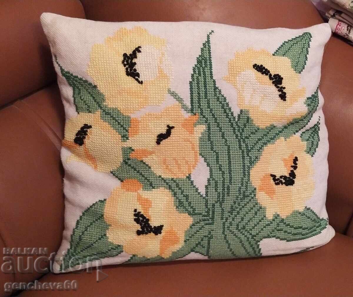 Hand-embroidered linen pillow 34/35cm Hand-embroidered linen pillow 34/35cm