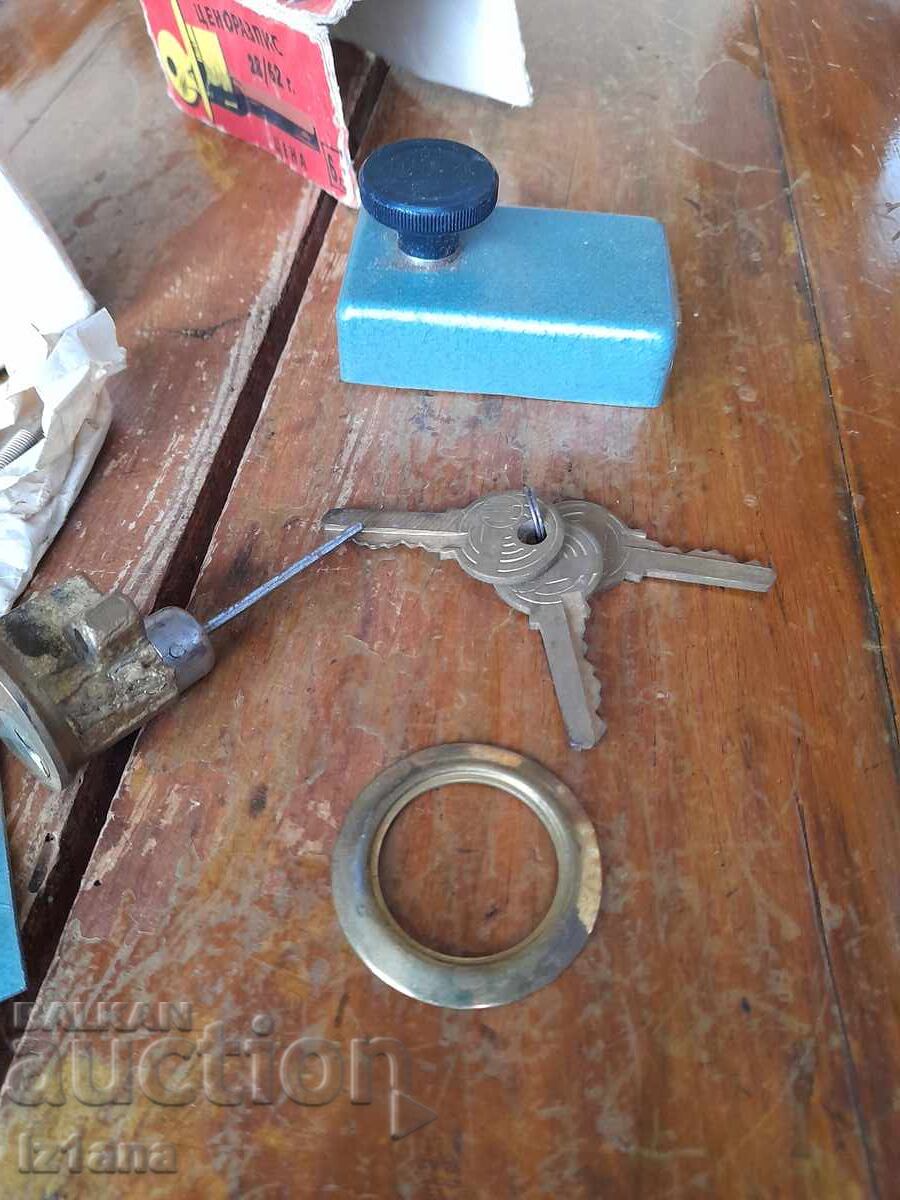 Delivery of Old additional lock, latch Finprom