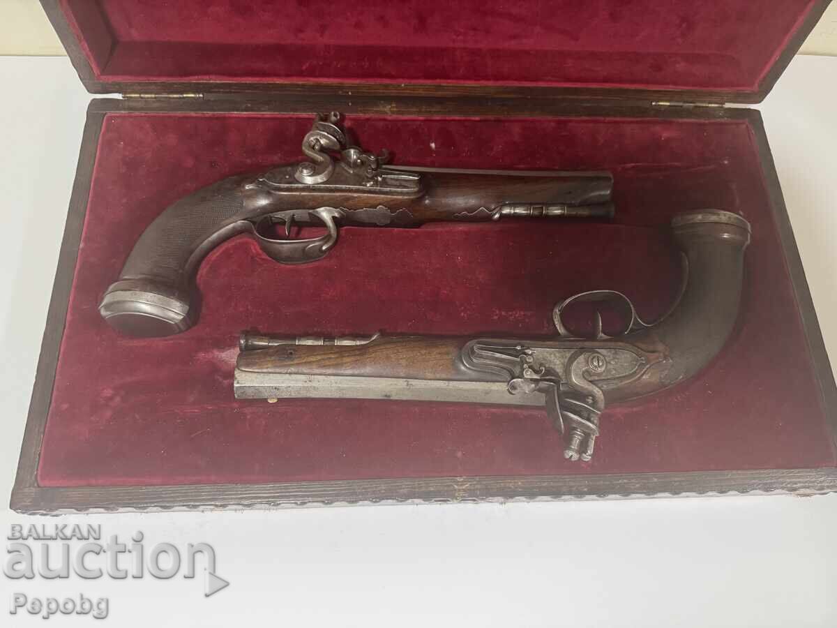 Чифт кремъчни пистолети с цена 3900.00 лв. | € 1994.04