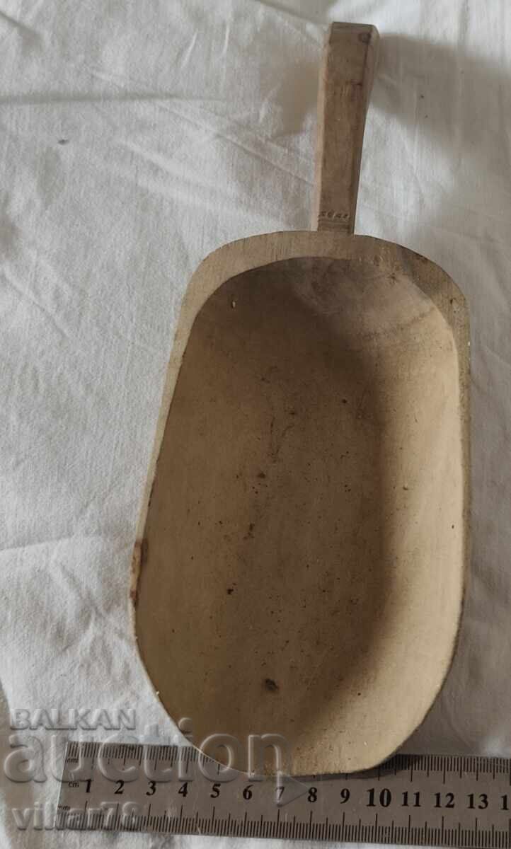 Auction  OLD WOODEN SHOVEL GRAIN MEASURE