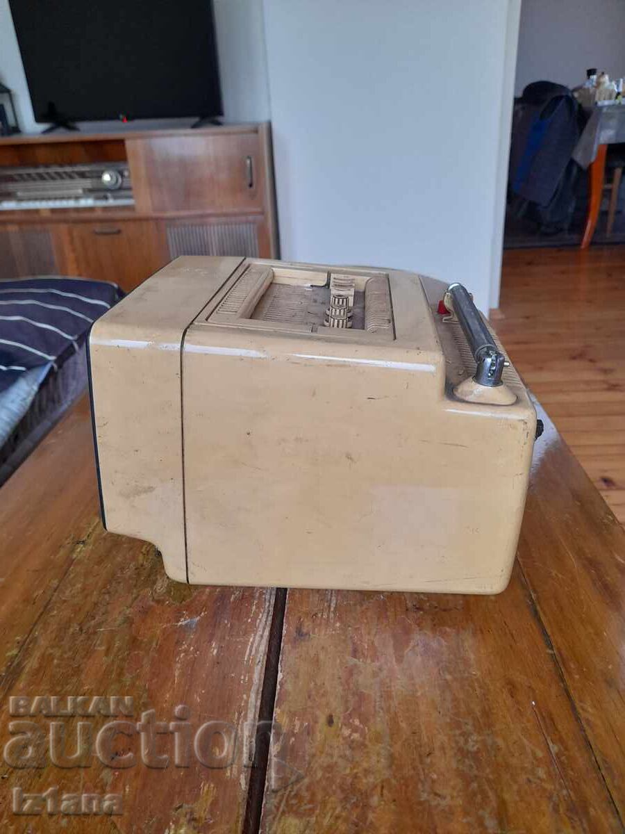 Televizor vechi Electronica 409D cu preț 110.00 BGN | € 56.24 Televizor vechi Electronica 409D cu preț 110.00 BGN | € 56.24