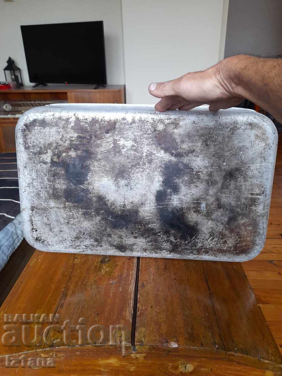 Delivery of Old aluminum tray, casserole Delivery of Old aluminum tray, casserole