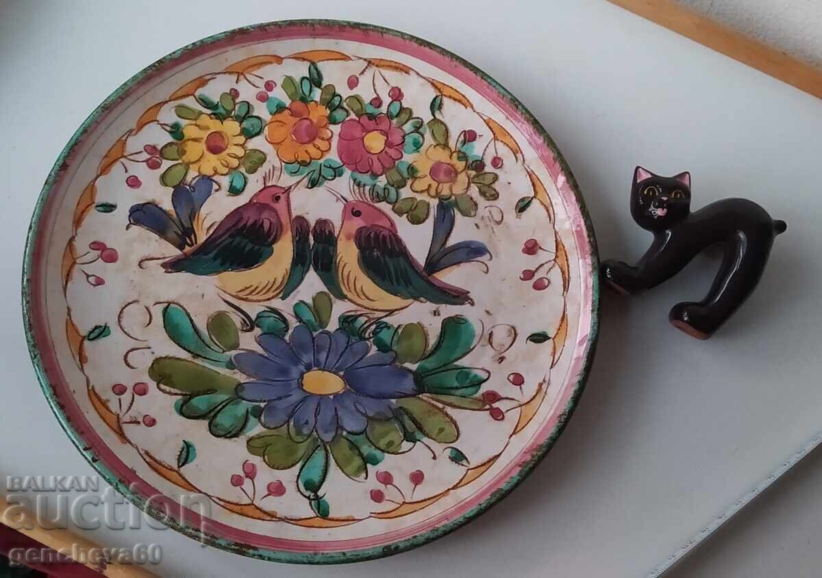 Beautiful wall plate, "Chickens" majolica and cat / Italy