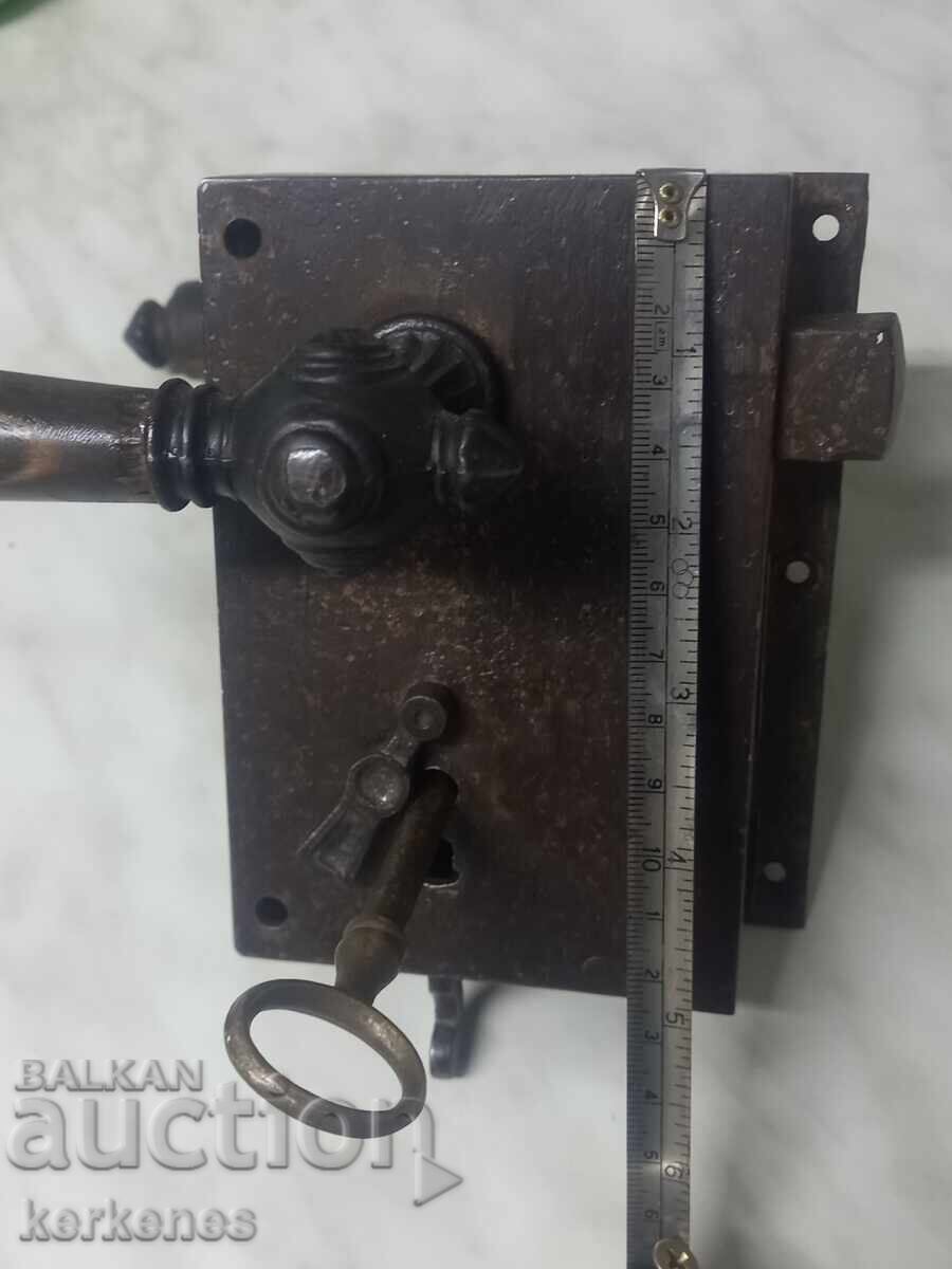 Старинна брава с ключ с цена 130.00 лв. | € 66.47
