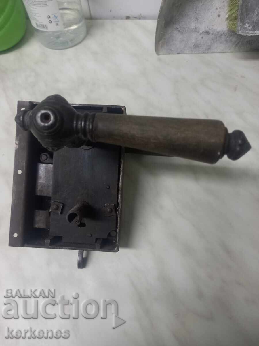 Аукцион Старинна брава с ключ