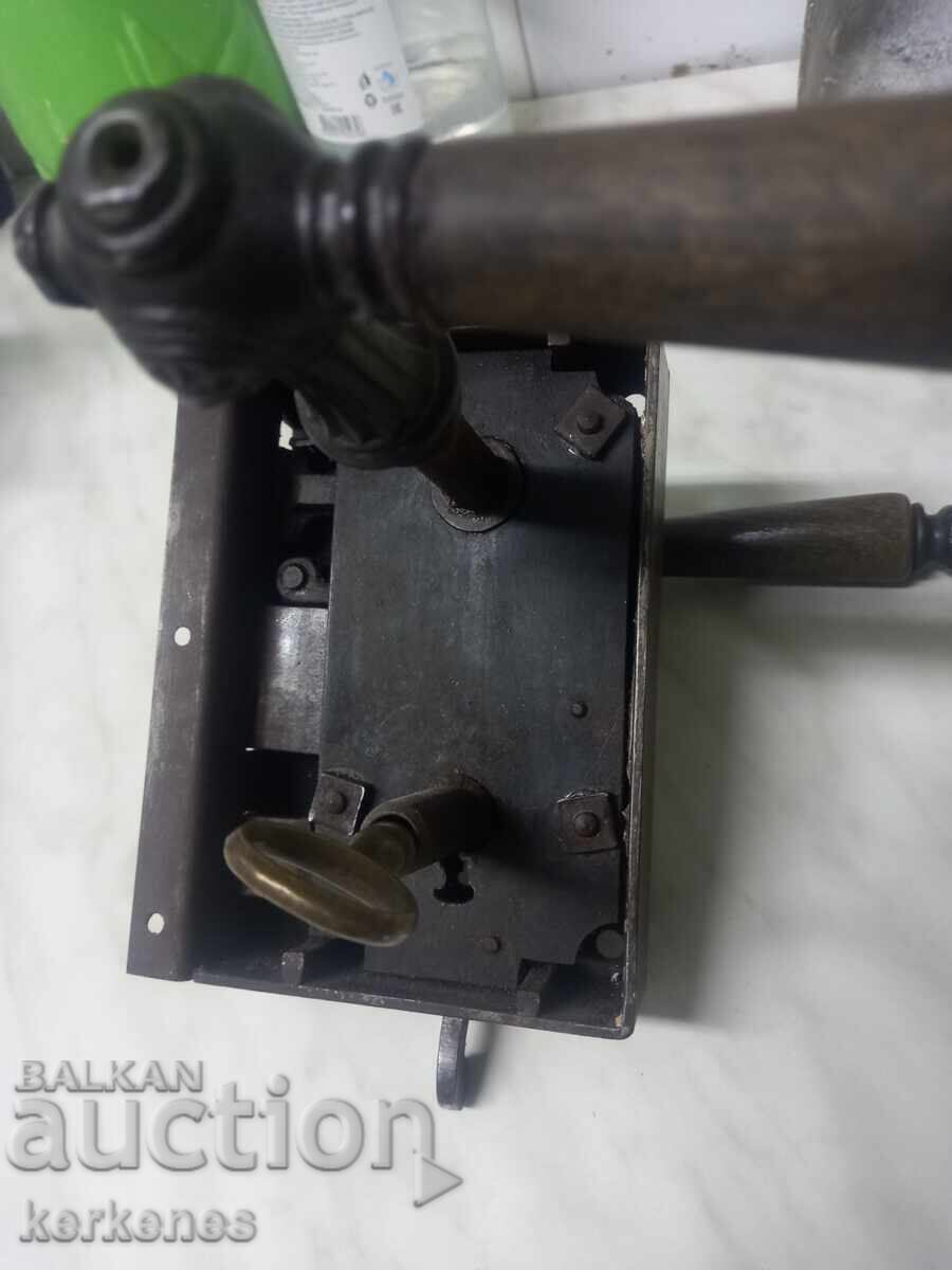 Доставка на Старинна брава с ключ