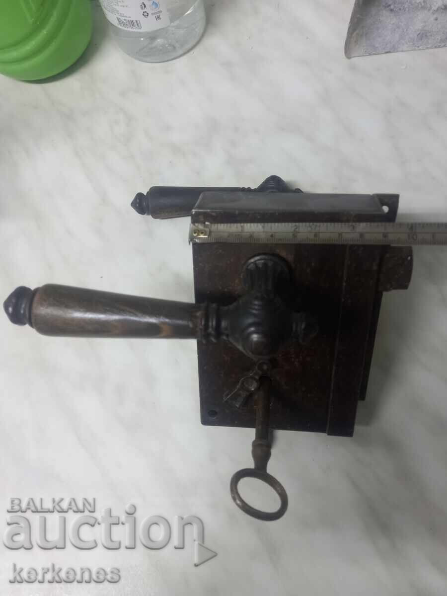 Старинна брава с ключ