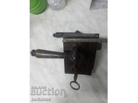 Broască veche cu cheie