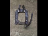 Shoulder blade carrier