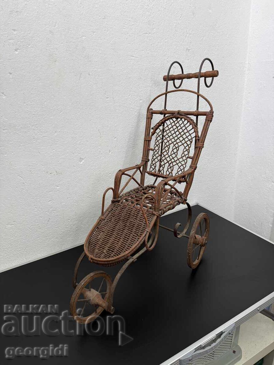 Cărucior vechi de păpuși pentru copii, secolul 19, nr. 7574 cu preț 130.00 BGN | € 66.47 Cărucior vechi de păpuși pentru copii, secolul 19, nr. 7574 cu preț 130.00 BGN | € 66.47