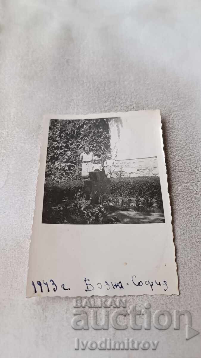 Photo Sofia Boyana Woman and two children near the grave of Maria Luiza
