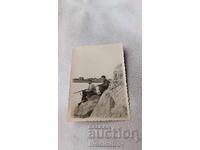 Φωτογραφία Δύο κυνηγών δίπλα στη λίμνη