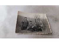 Fotografie Trei vânători cu câine de vânătoare