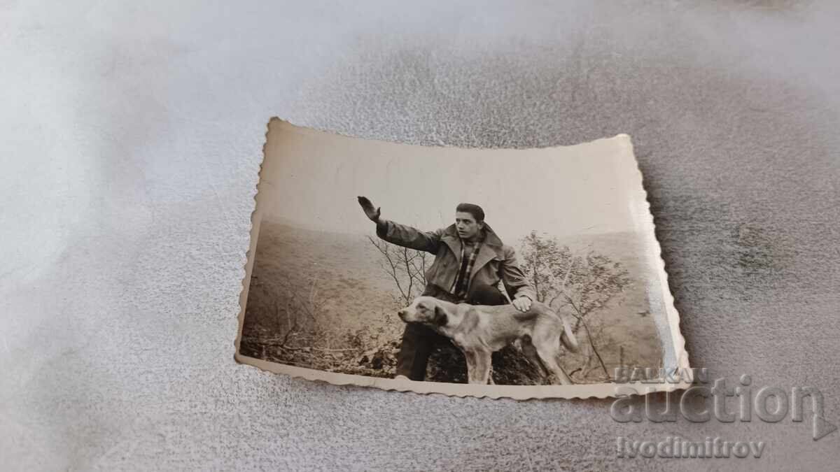 Φωτογραφία Νέος άνδρας με κυνηγόσκυλο Φωτογραφία Νέος άνδρας με κυνηγόσκυλο