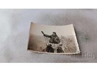 Φωτογραφία Νέος άνδρας με κυνηγόσκυλο