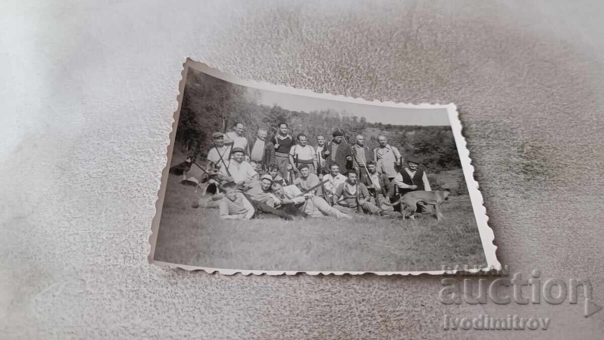 Fotografie: Grupul de vânătoare din satul Rogozene, 1966