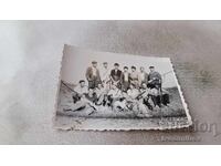 Fotografie de vânători cu câine de vânătoare 1966