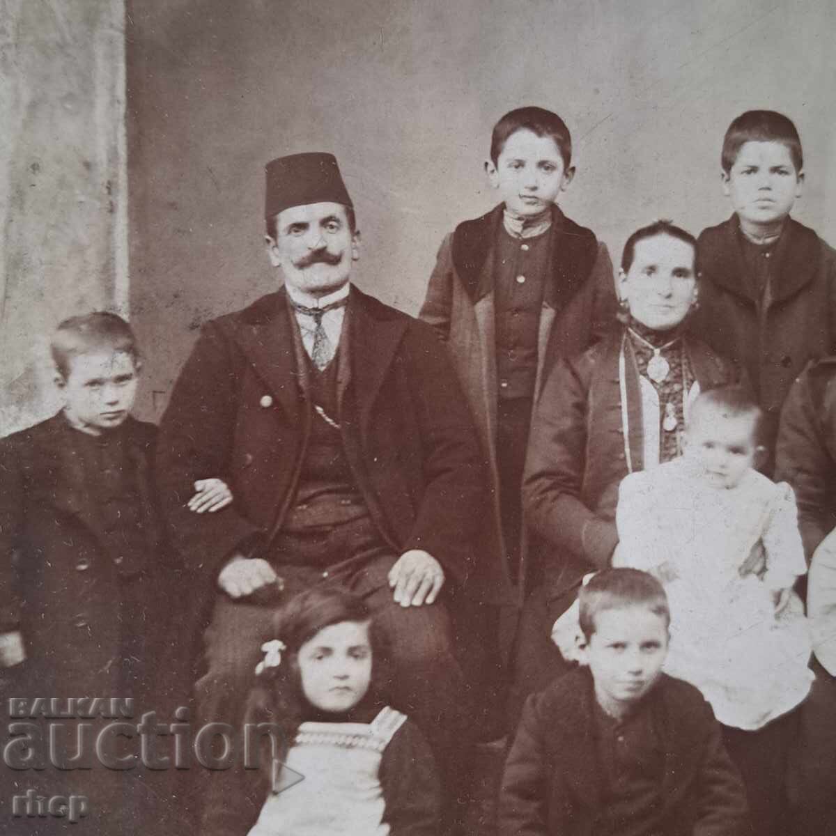 Градско семейство 1870те фотография преди Освобождението с цена 49.90 лв. | € 25.51 Градско семейство 1870те фотография преди Освобождението с цена 49.90 лв. | € 25.51