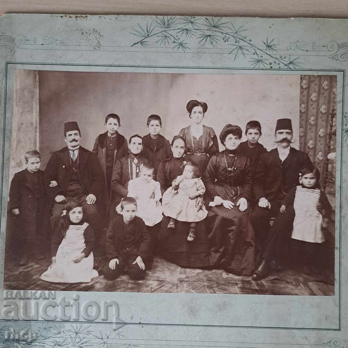 Градско семейство 1870те фотография преди Освобождението Градско семейство 1870те фотография преди Освобождението