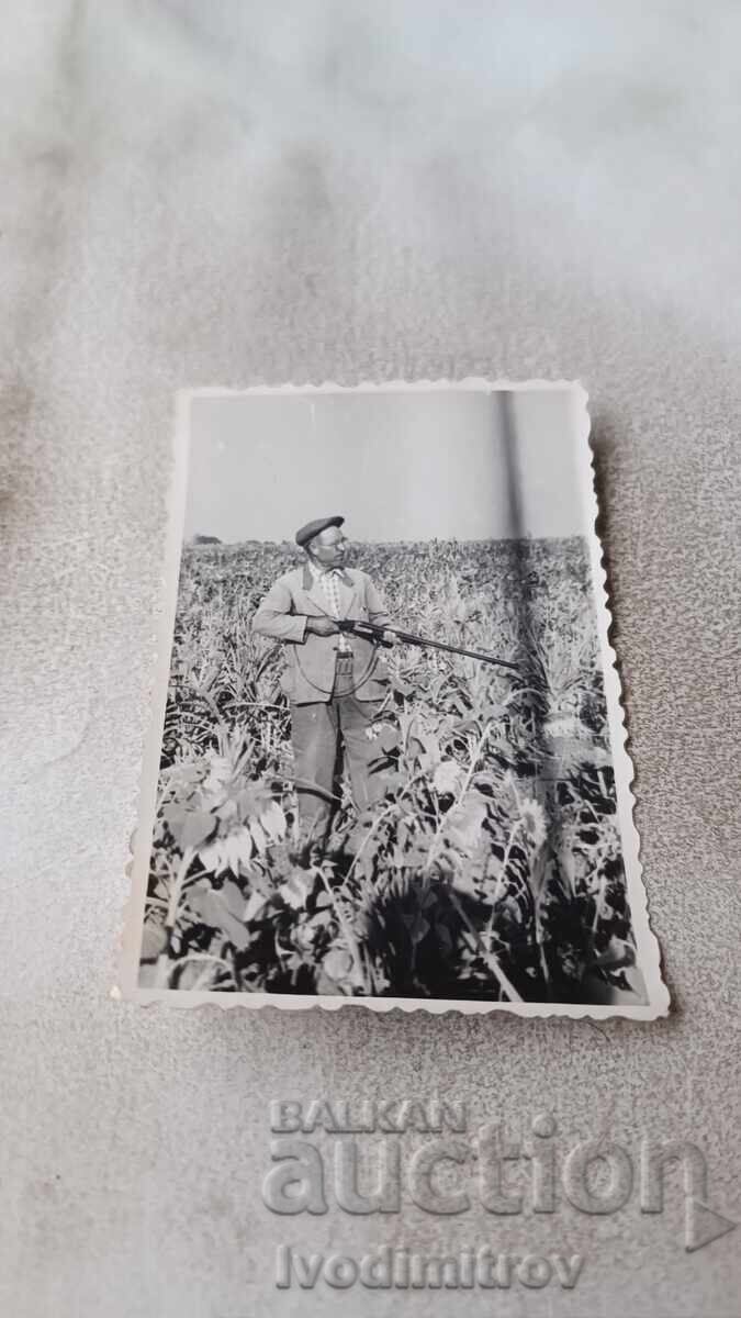 Φωτογραφία Κυνηγού σε χωράφι με ηλιοτρόπια 1966