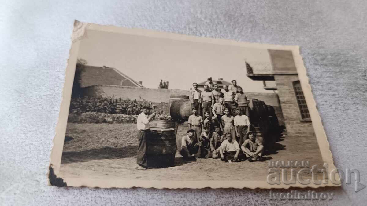 Φωτογραφία Εργατών σε Βαρελοποιείο