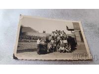 Fotografi cu muncitori în atelier de dogărie