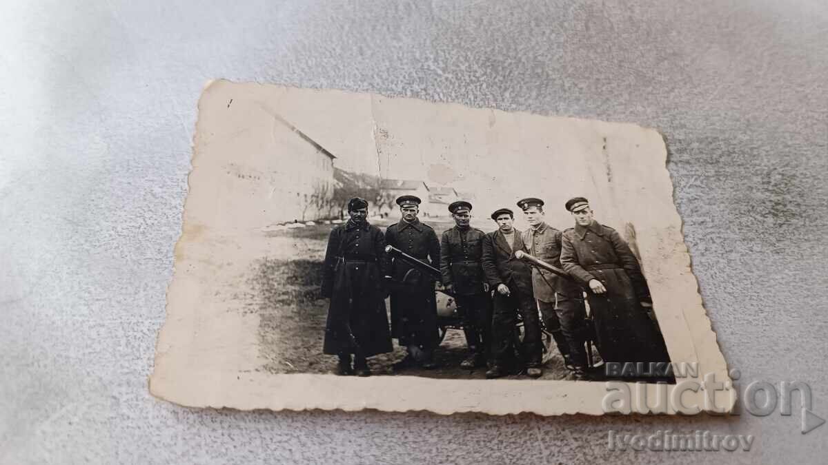 Φωτογραφία Αξιωματικών και στρατιωτών με δύο πυροβόλα Φωτογραφία Αξιωματικών και στρατιωτών με δύο πυροβόλα