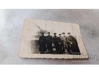 Φωτογραφία Αξιωματικών και στρατιωτών με δύο πυροβόλα