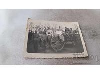 Снимка Офицер и войници с полева кухня