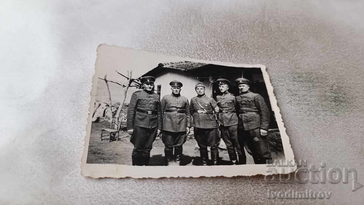 Снимка Офицер и войници